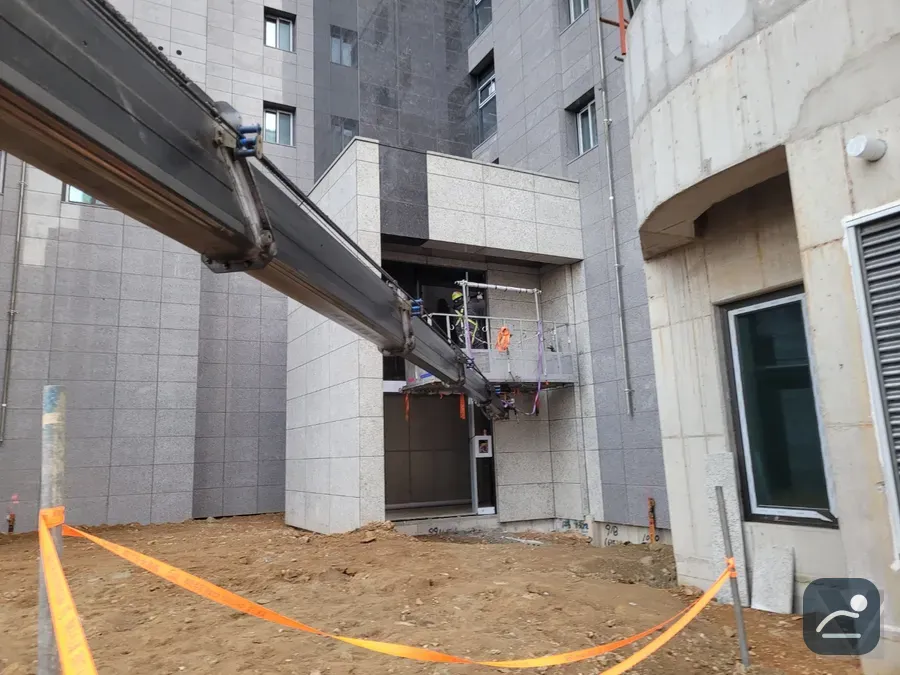 음성산업단지 스카이차 자재 양중 현장